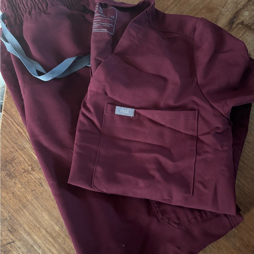 Figs Burgundy Scrub Set with Gray Drawstring
